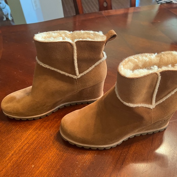 UGG Chestnut Wedge Short Boot Sz 9.5 - Picture 1 of 5